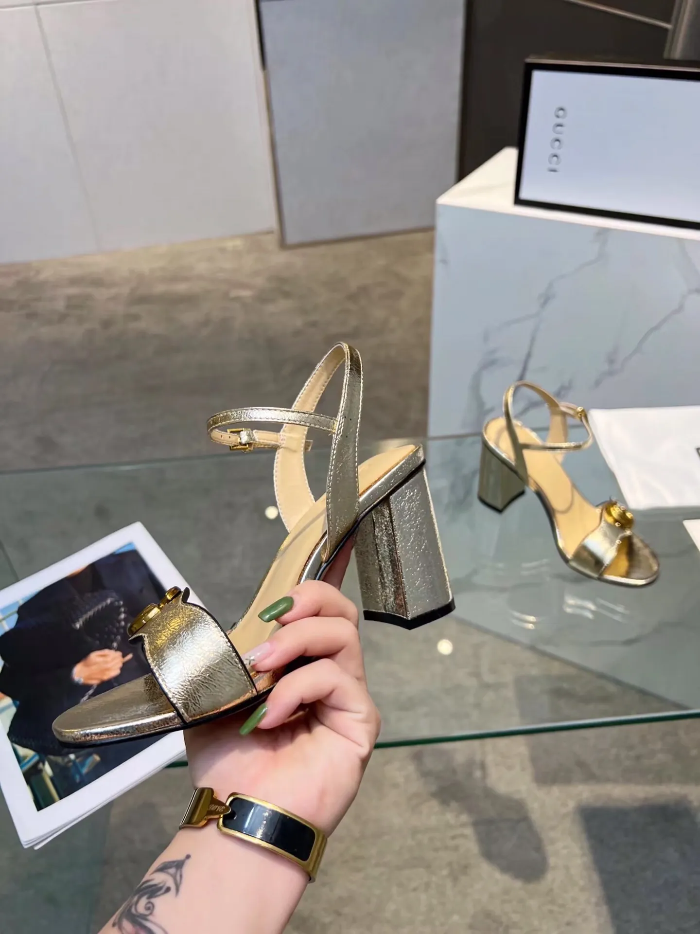 ✨Ex-factory price p520✨ Women's Shoes Women's Clothing Women's Shoes Women's Clothing Gucci (GUCCI) official website 1:1 exquisite bronze buckle new summer one-line sandals, the workmanship is great and reassuring, the leather is shiny and tough. Comfortable and super comfortable to walk. It meets the actual needs of the public and is easy to control. Recommended fabric: first-layer cowhide lining/feet: sheepskin 🐑 genuine leather outsole. Heel height: 8cm. Color: gold, light gold, black, white, red, apricot. Size: 34-39 (sizes 40 and 41 need to be customized). Comes with receipt.